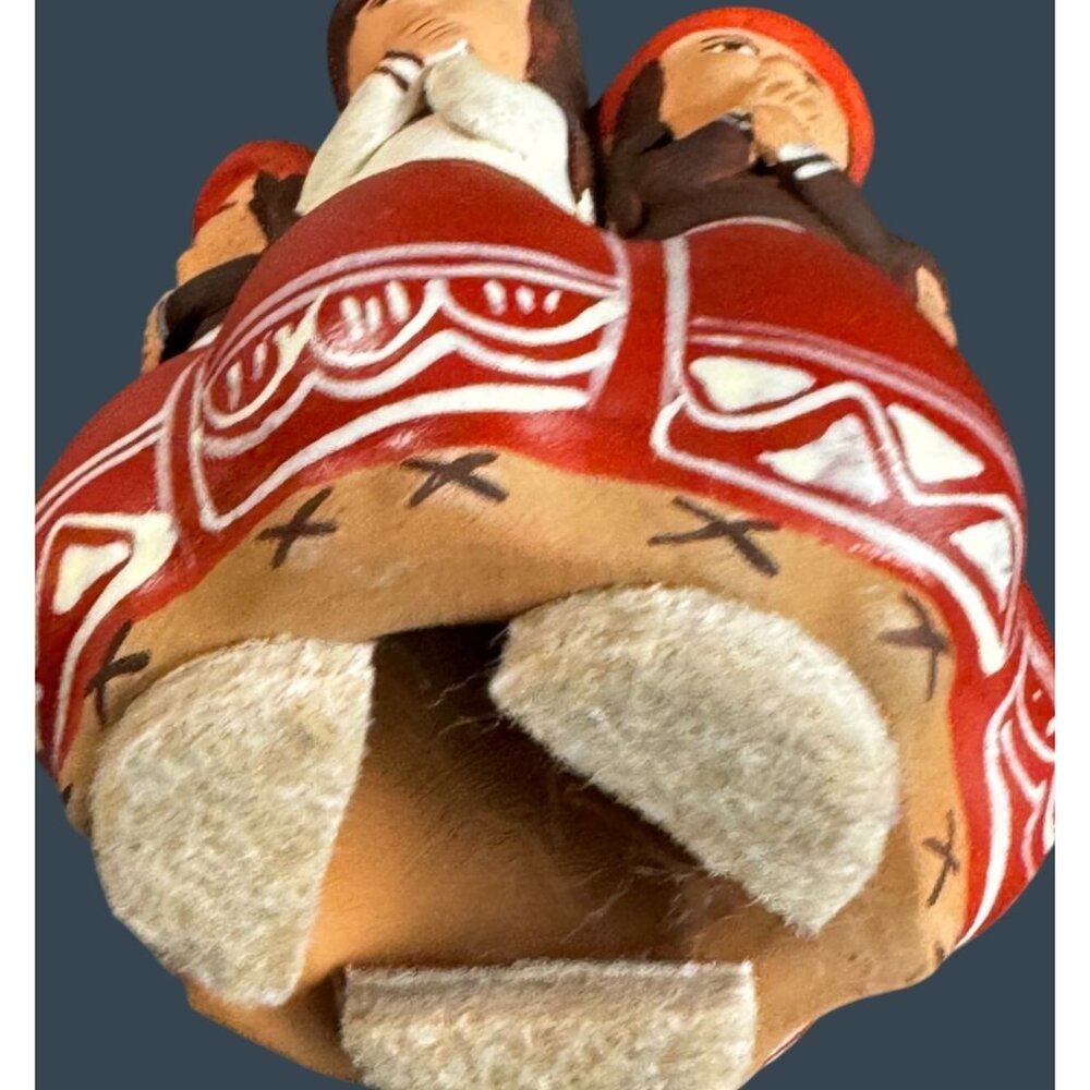 Peruvian Andean Clay Circle Of Friends Pottery Sculpture 5 Women Red Hats 3 1/4" - Picture 6 of 6